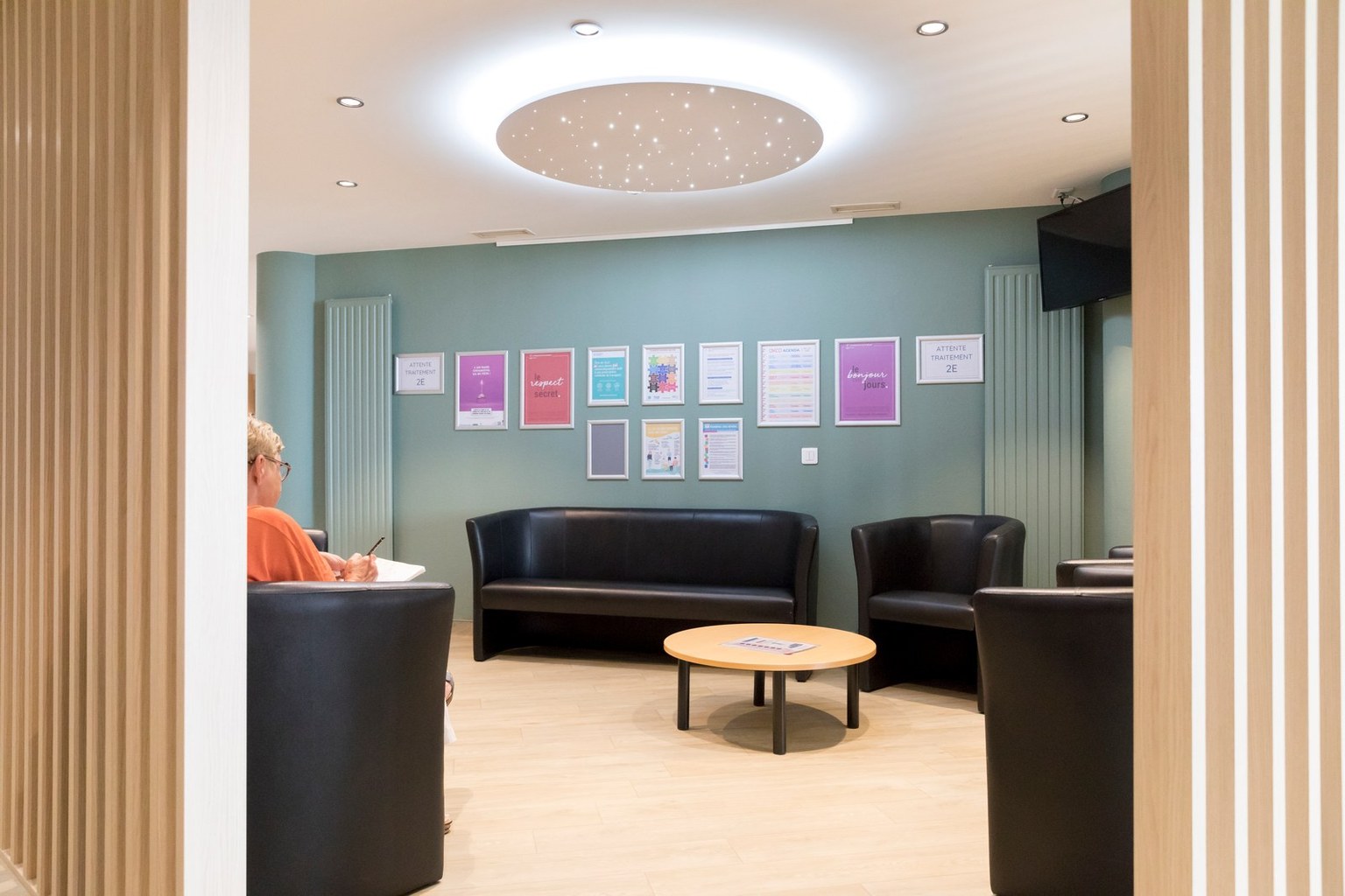 Espace d’attente réaménagé à l’Hôpital Privé du Confluent
