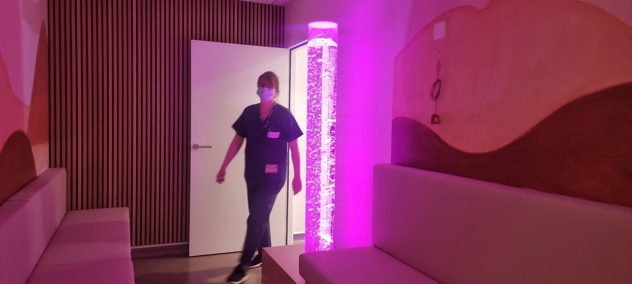 Professionnelle dans un environnement sensoriel