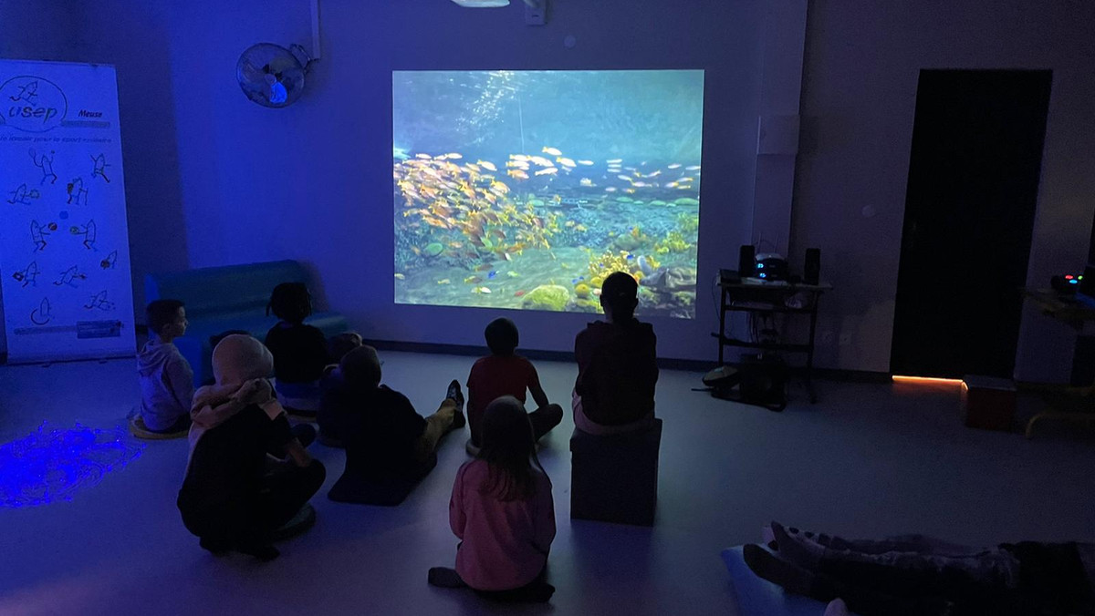 Groupe d’enfants dans une salle sensorielle
